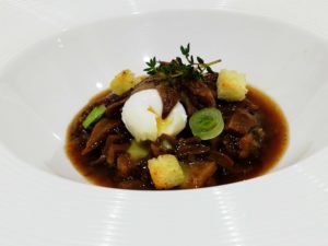 Restaurante Celia Jiménez. Consomé de crestas de gallo
